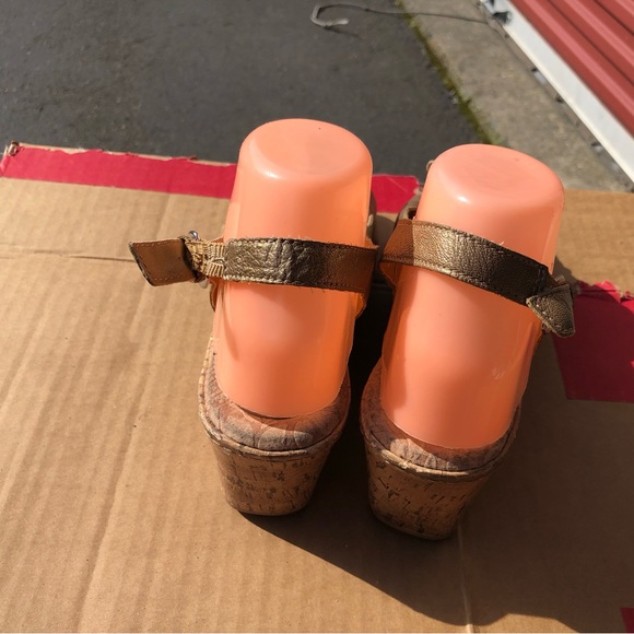 BOC  C63570 Metalic Gold FLOWER WEDGE SANDALS LEATHER Size 9 - Picture 7 of 14